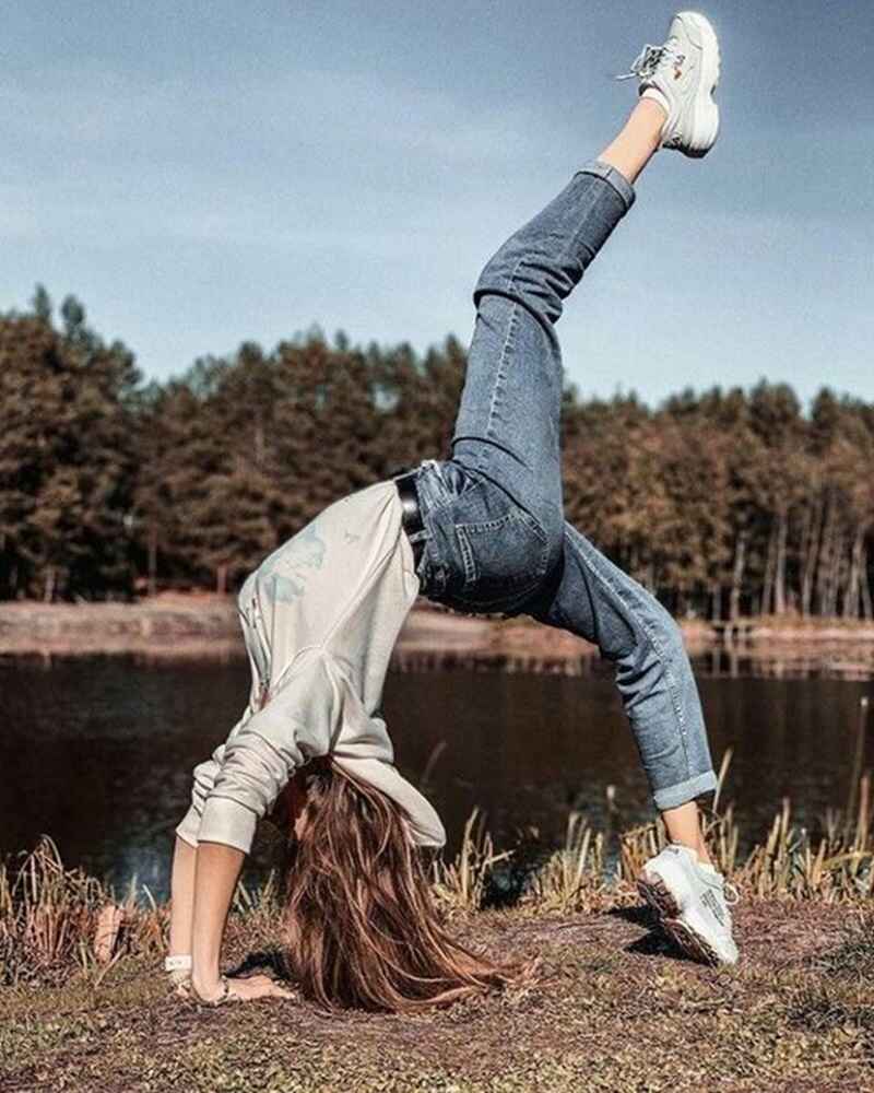 Leg-up-back-stretch-photo-poses-for-girl-in-jeans