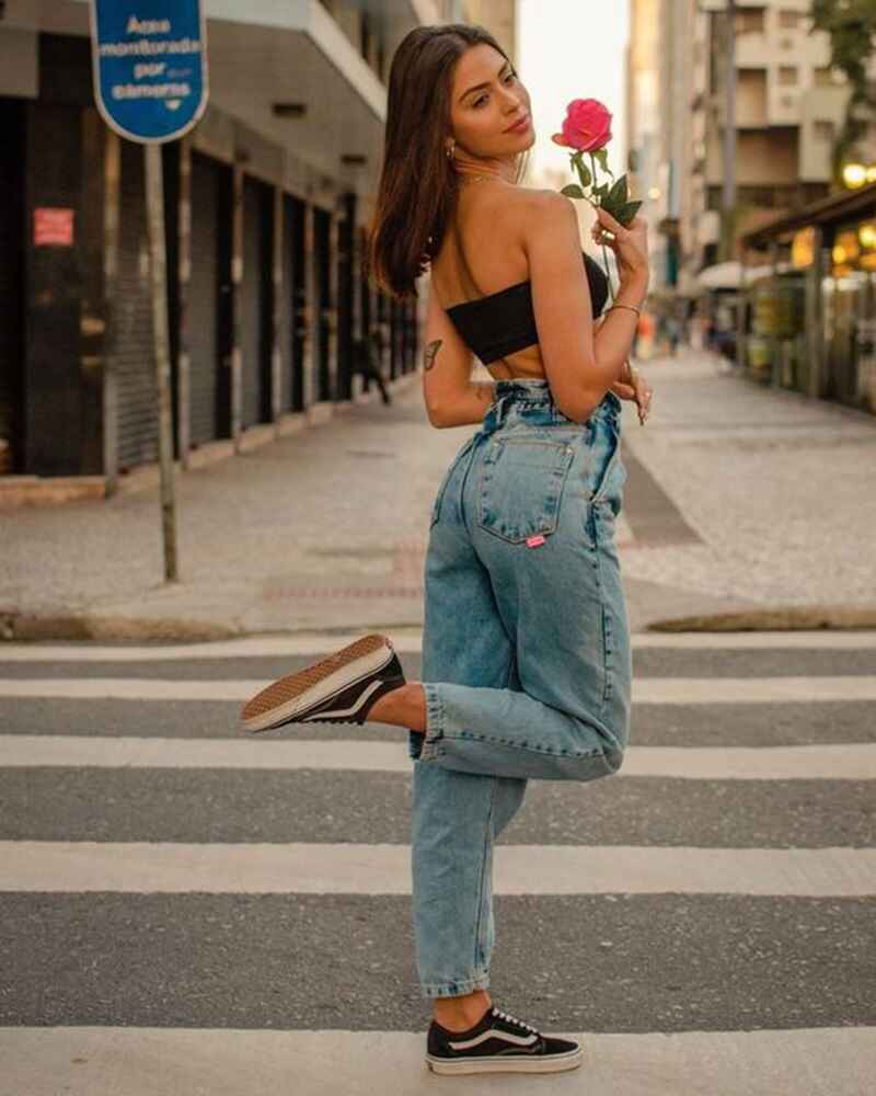Looking-over-shoulder-poses-for-girls-in-jeans