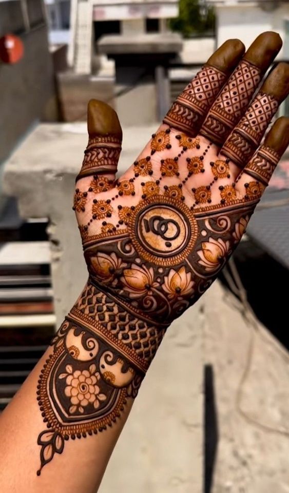 Multi-motif engagement mehndi design