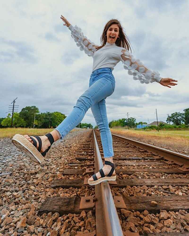 One-leg-raised-poses-for-girls-in-jeans