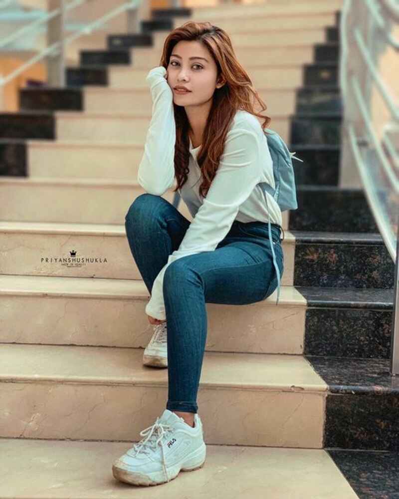 Sitting-on-stairs-poses-for-girls-in-jeans