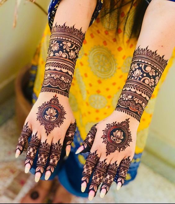 Stylish lotus motif mehndi design