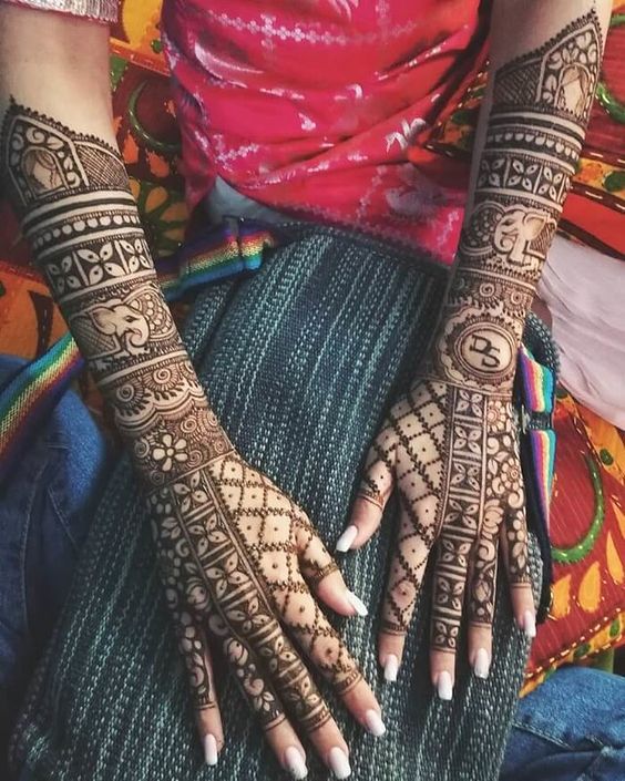 Three segment vertical mehndi design