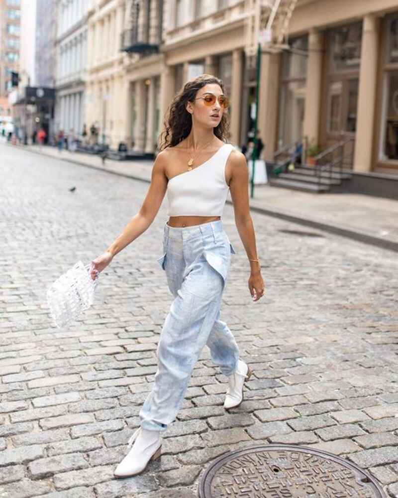 Walking-with-purpose-photo-poses-for-girl-in-jeans