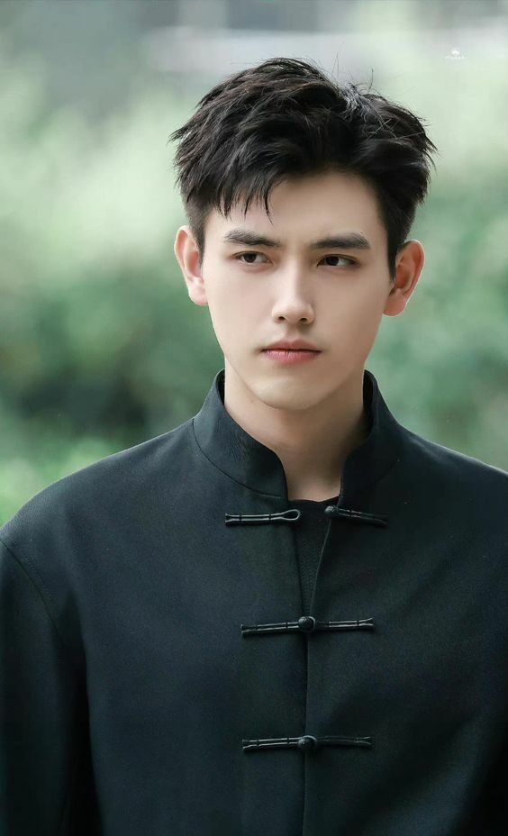 short textured hairstyle for men with straight hair