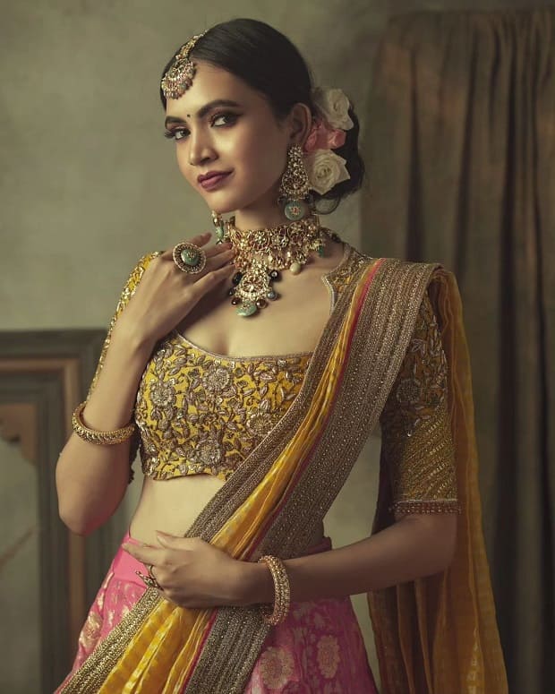 Elbow-length golden embroidered blouse