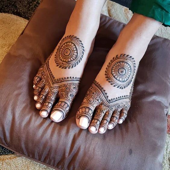 Round modern foot mehndi design