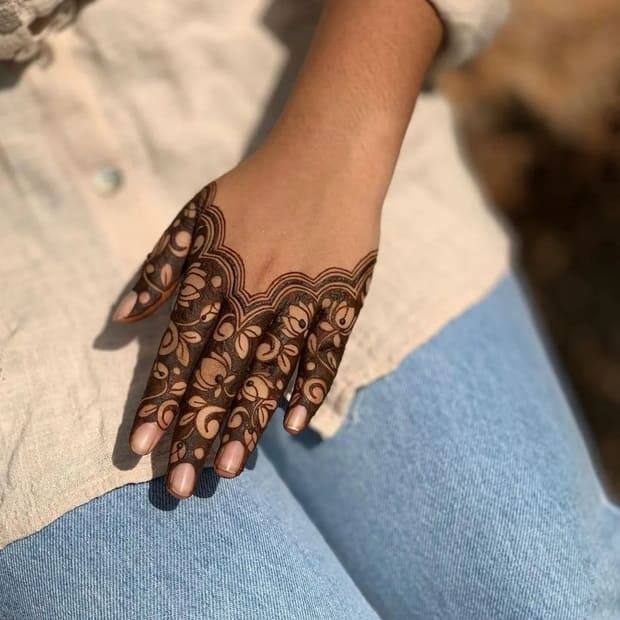 Royal finger mehndi design back hand