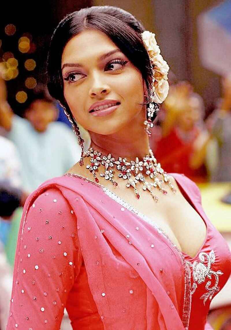 Shanti-Priya-from-om-shanti-om-bollywood-theme-dress