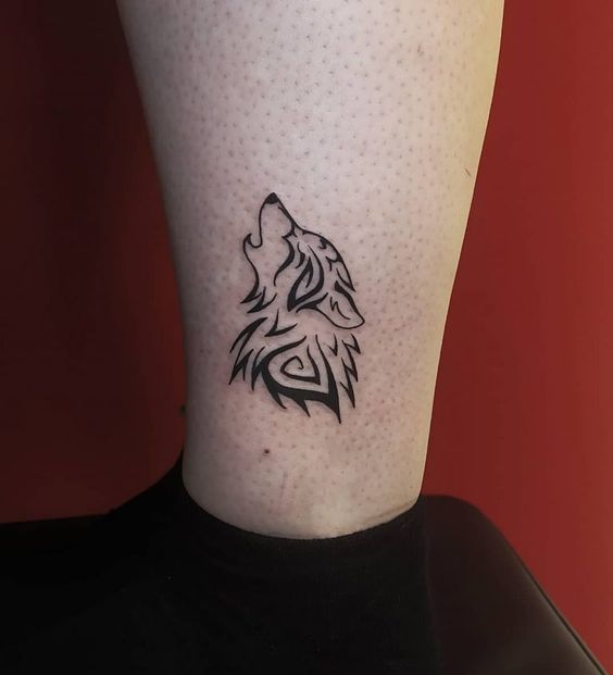 Traditional wolf design