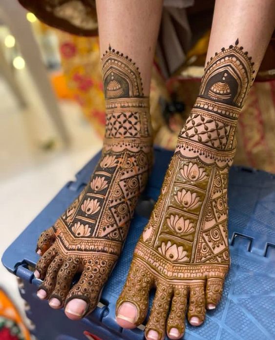 Vertical henna design for leg