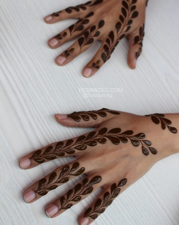bold finger mehndi design