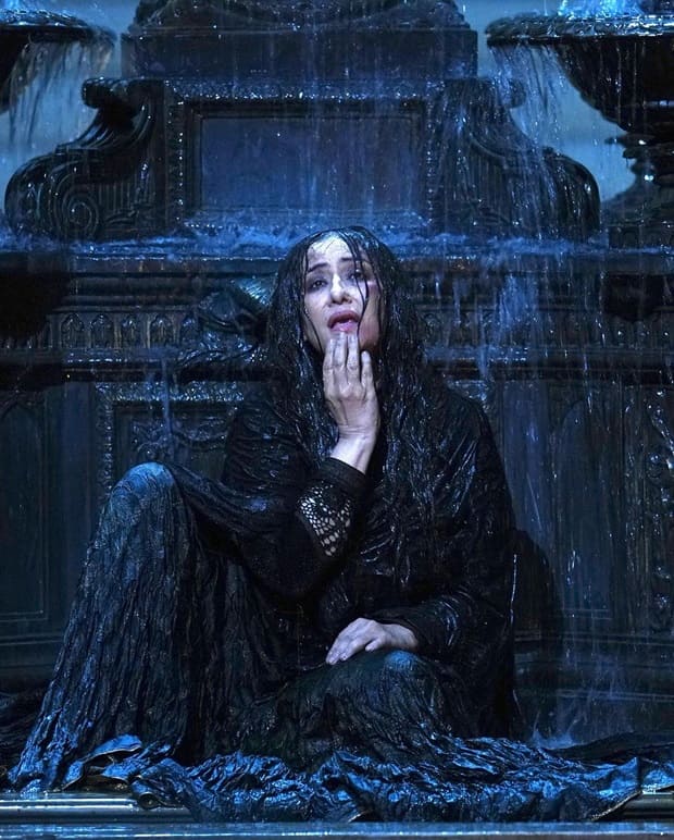 heeramandi manisha koirala fountain scene
