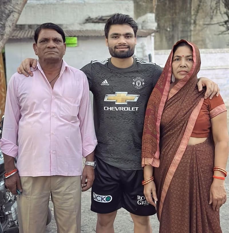 rinku singh with mother father