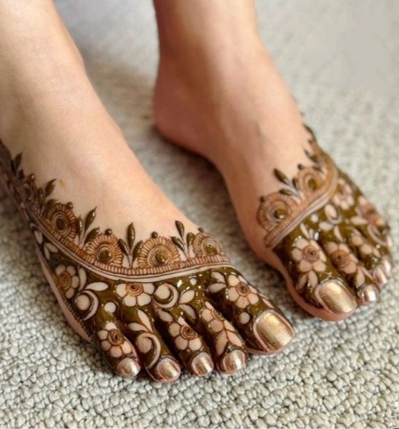 toe mehndi design with flower motifs