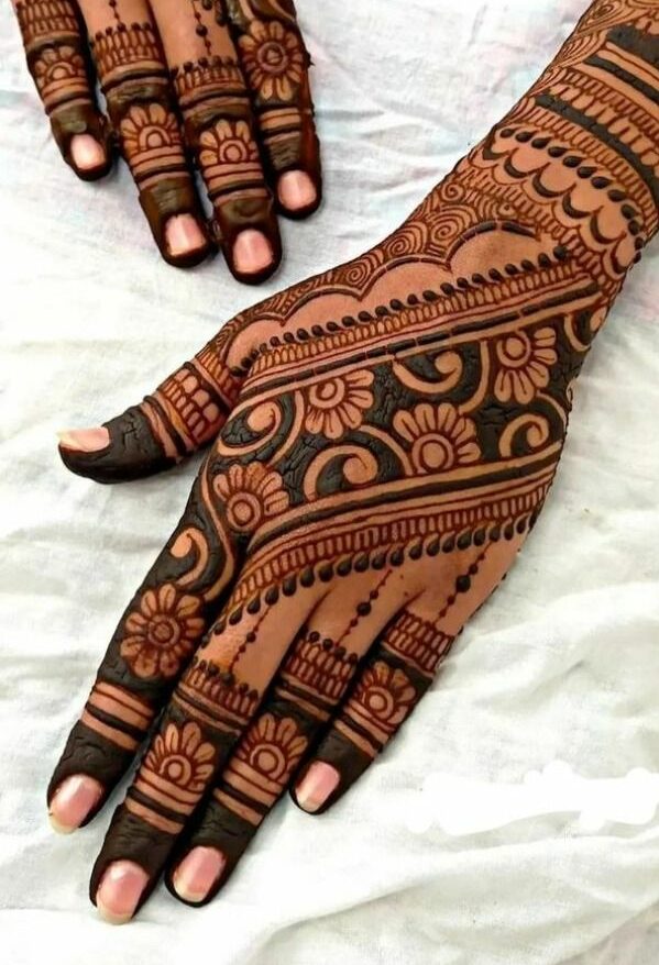 Diagonal floral band henna