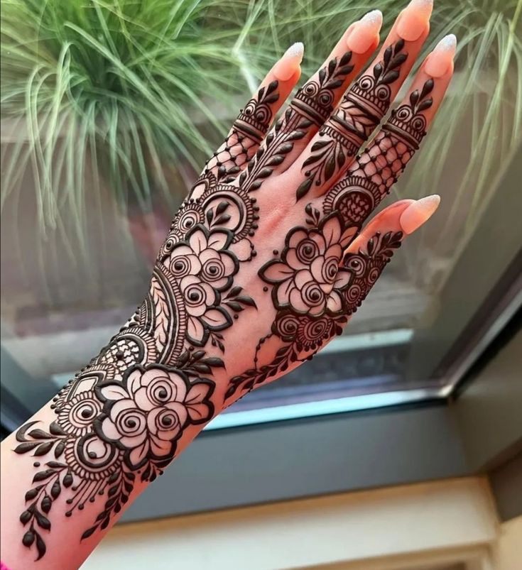 Floral motif stylish henna
