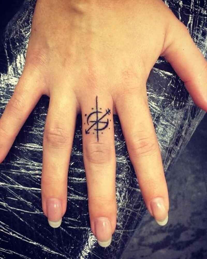 Mini-compass-finger-tattoo-for-girls