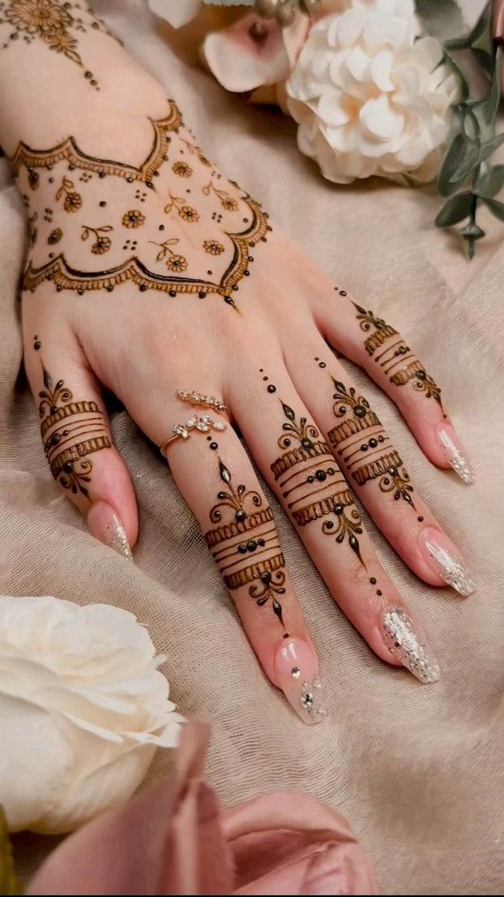 Minimalistic henna with dainty motifs