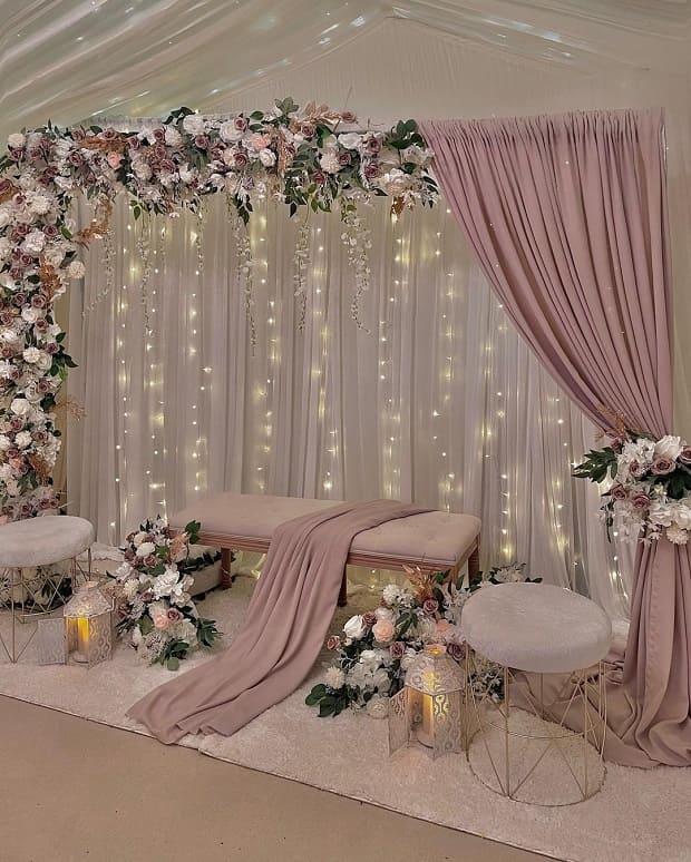 Neutral stage decoration