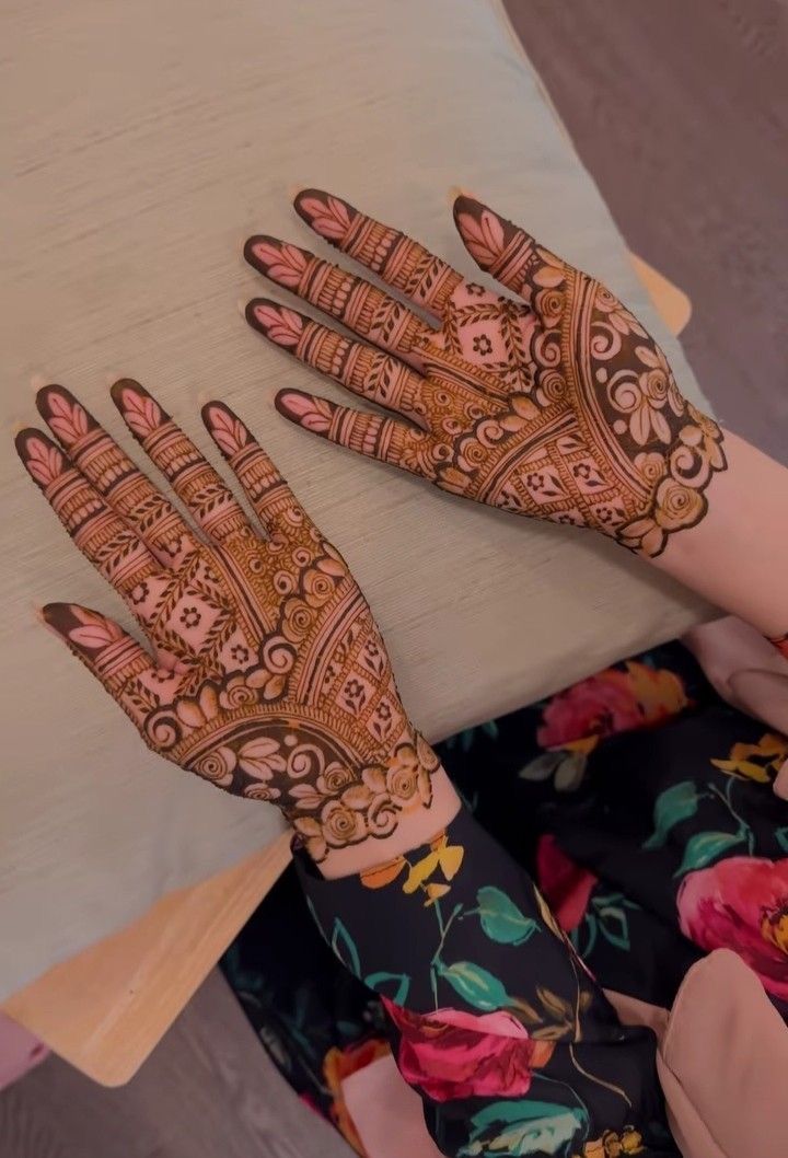 Segmented palm mehndi design