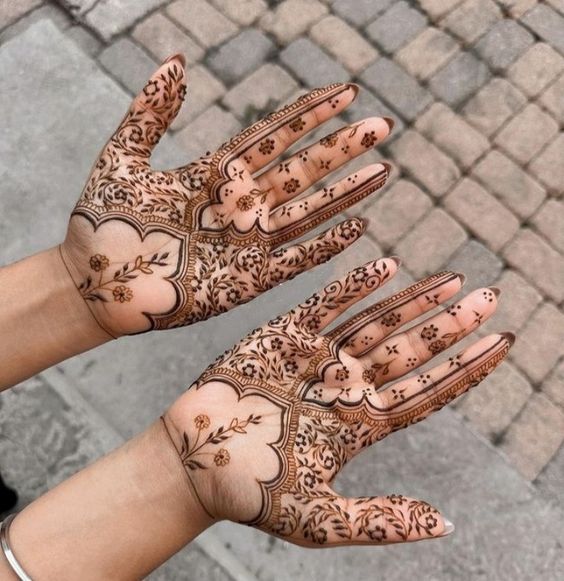 Unconventional Jharokha mehndi design