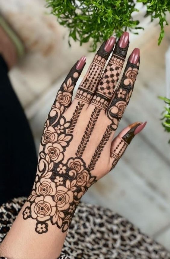Vertical henna with flower motifs