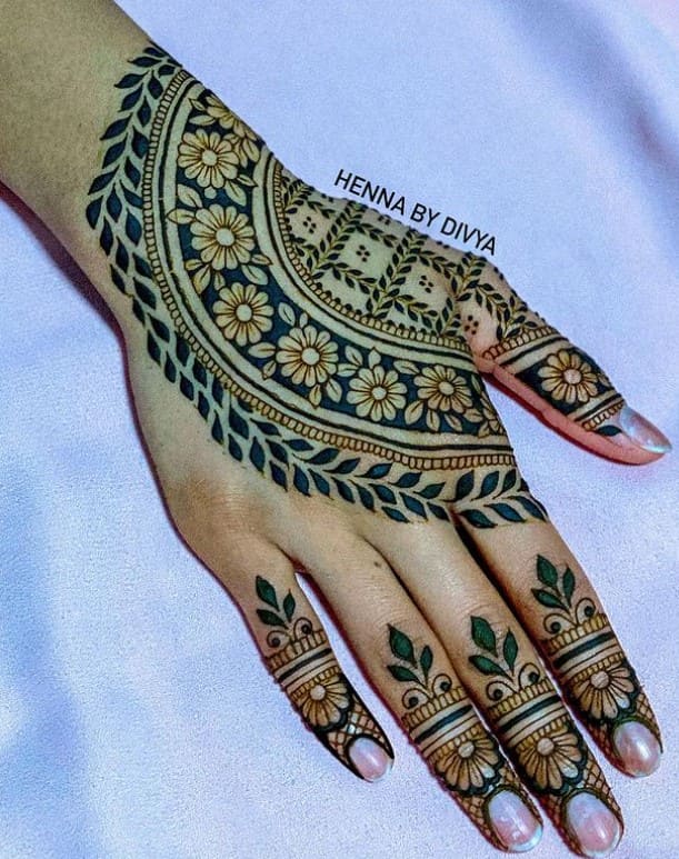 minimalistic back hand mehndi design