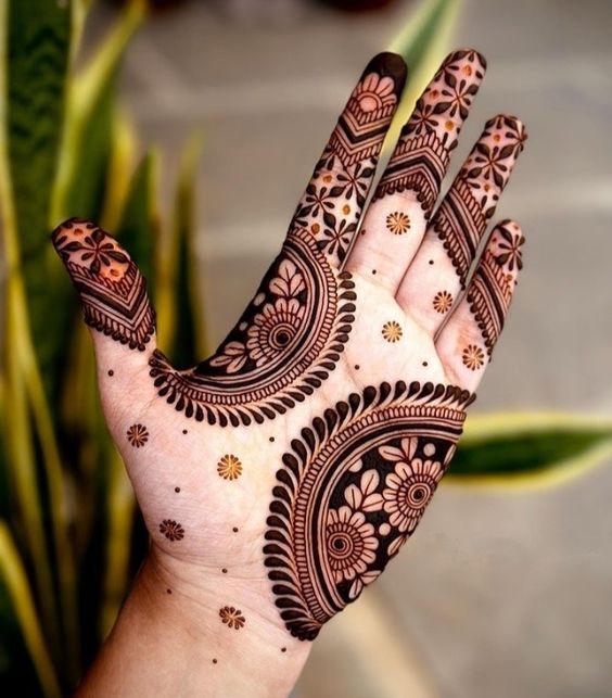 semi circular unique palm mehndi