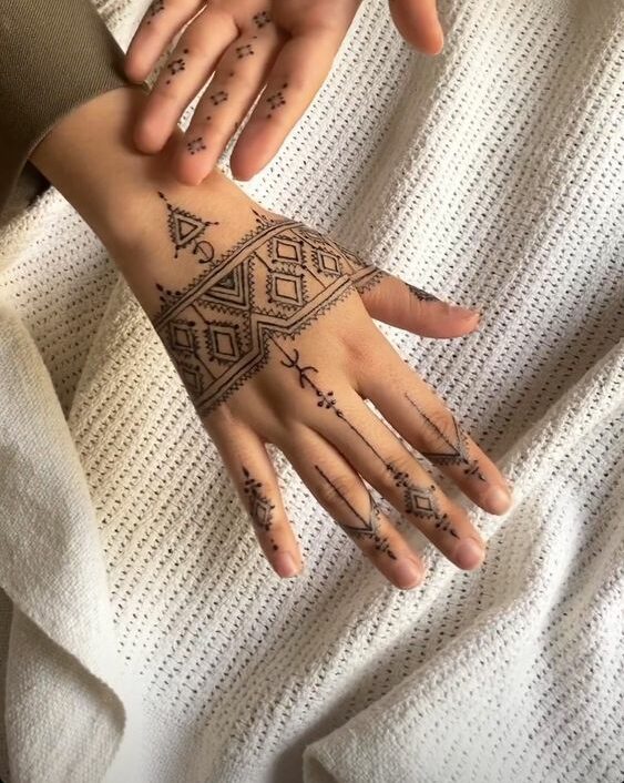 simple back hand henna