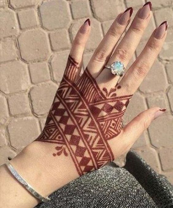 simple back hand mehndi design for beginners