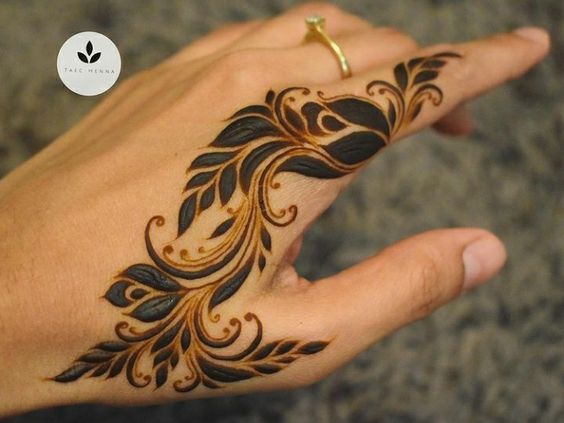 simple mehndi design photo back hand