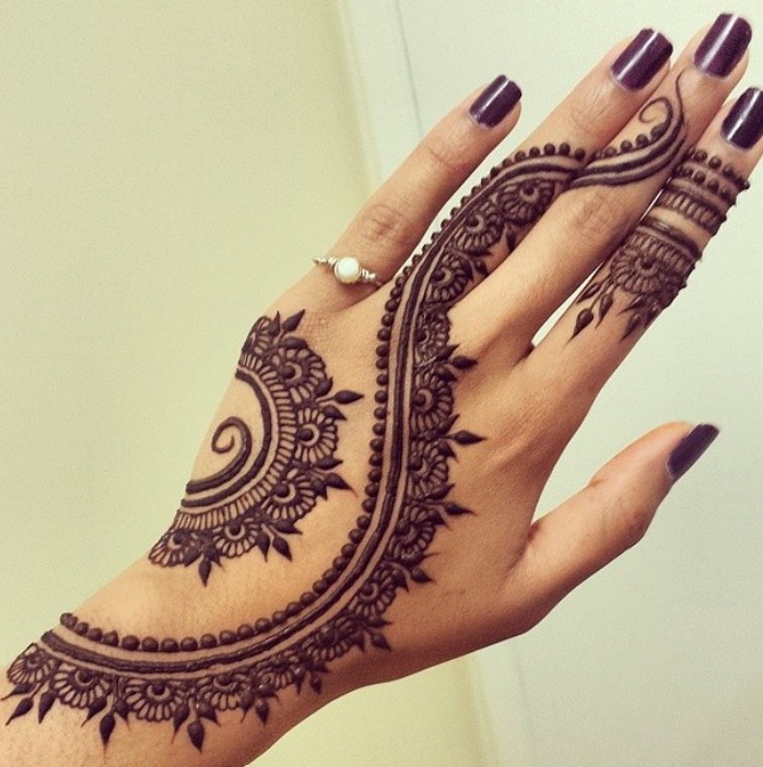 simple stylish back hand mehndi designs