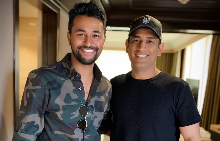 Pragyan-Ojha-and-MS-Dhoni