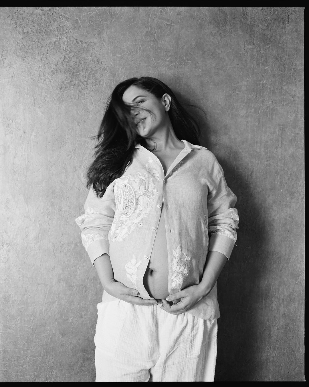 richa-chadha-maternity-shoot (1)