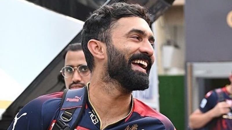 Dinesh-Karthik laughing