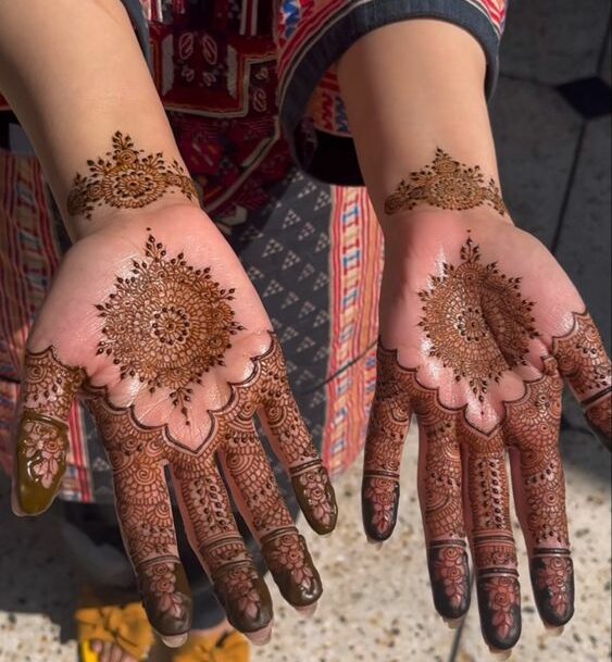 Multi-motif segmented front mehndi design easy and beautiful