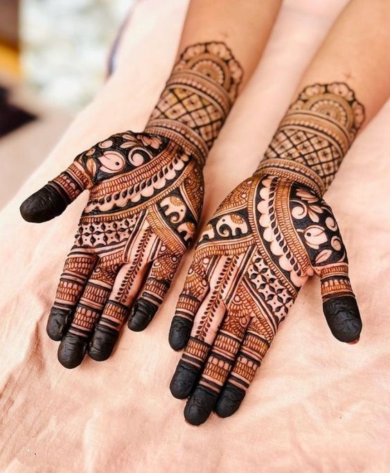Overlapping front mehndi design easy and beautiful