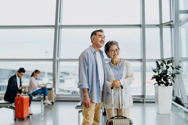 elderly-couple-on-airport