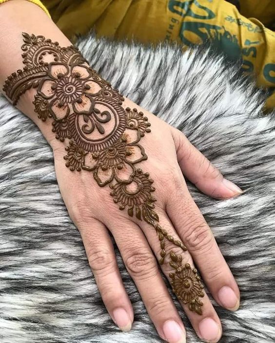 Vertical henna with flower motifs