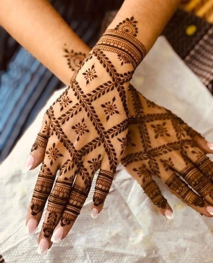 Easy crisscross mehndi design