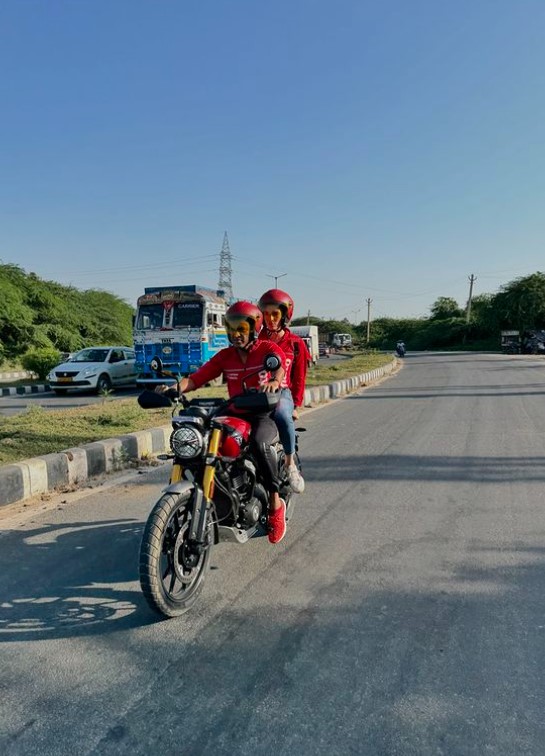 Deepinder Goyal with wife Gia delivering Zomato food