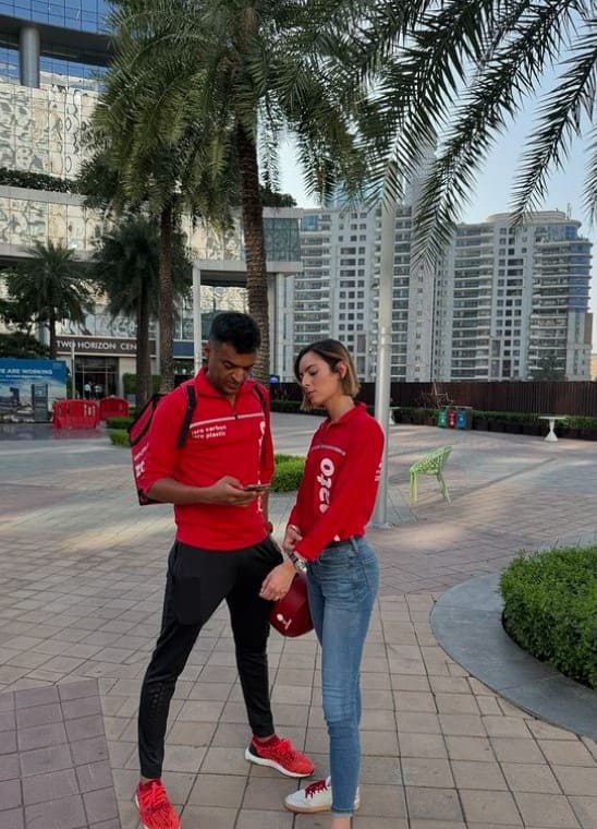Deepinder Goyal with wife Grecia delivering Zomato food