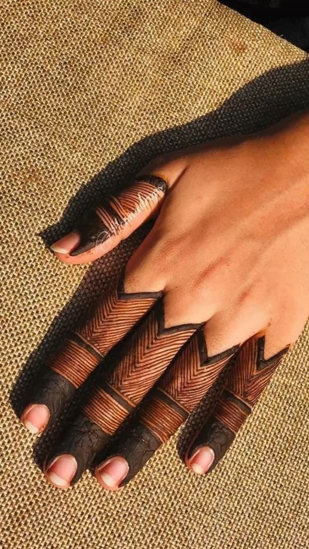 line finger mehndi design 