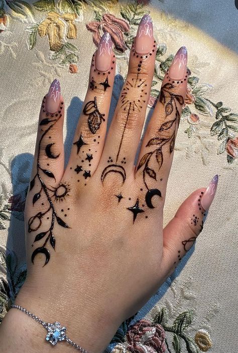 modern finger mehndi design
