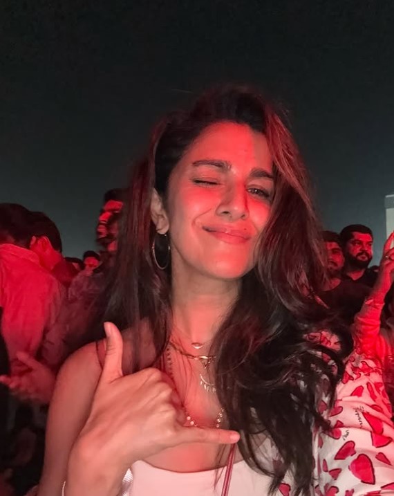 nimrat kaur in Diljit Dosanjh concert