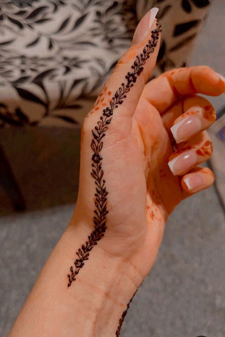 simple thumb mehndi design