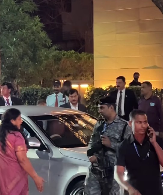 Aunty arguing with Ambani security personnel