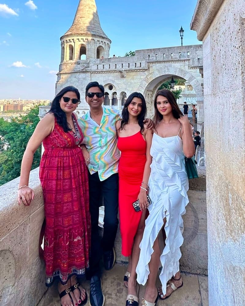 Kumar Vishwas with Daughters