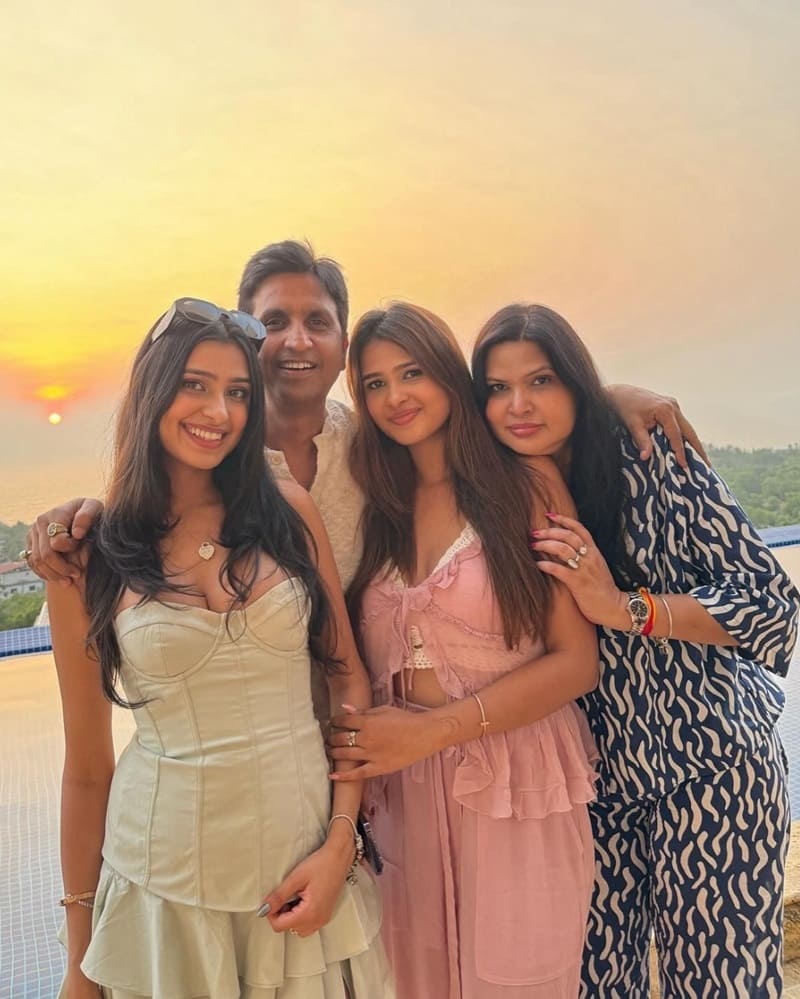Kumar Vishwas with his Daughters